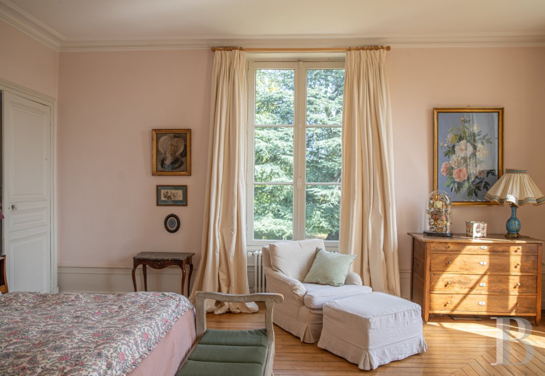 Dans le Perche, au nord-est de Bellême, une maison des 18e et 19e siècle au milieu de grands arbres  - photo  n°26